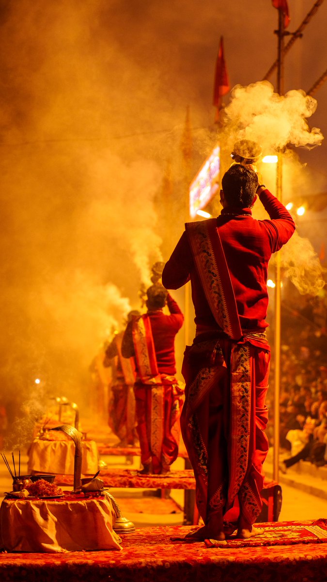 samyakcaptures's tweet photo. A tribute is paid during the aarti to earth, water, sky and fire. The idea is to show gratitude and respect to the river, and ask for its blessings.
 
📍 Varanasi, Uttar Pradesh

📸: @SonyAlpha A1 + FE2.8/24-70mm GM
#SonyAlpha #travelphotography #banaras #India #IncredibleIndia https://t.co/Rh2QKBCSqi