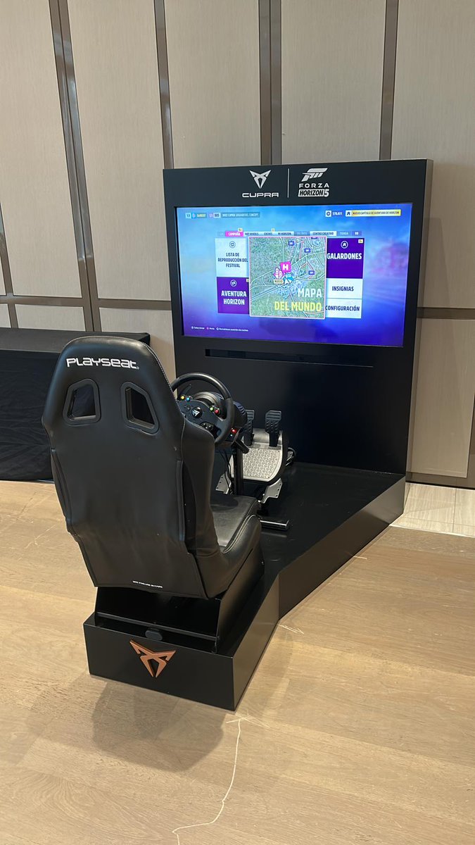 En Experience Factory tenemos la capacidad de personalizar los simuladores como podéis ver en las imágenes. 
exf.es
#Eventos #EXF #Simuladores #RealidadVirtual #VR #Automoción