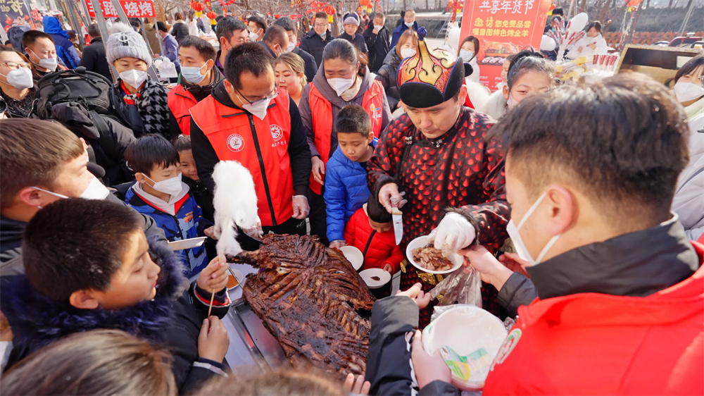 OrdosChina's tweet photo. 🎉With the #SpringFestival just upon us, excitement is rising and Uxin Banner in #Ordos city has a buoyant and festive atmosphere.
👇👇Follow us to learn about the various preparations that are now being made to celebrate this traditional event. #VisitOrdos https://t.co/R7k6OtnQTB