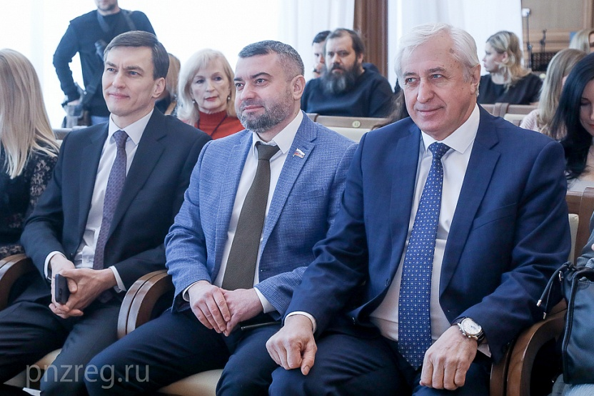 Председатель комитета ЗакСобрания по государственному строительству, вопросам местного самоуправления и информационной политике Антон Шаронов и депутат регионального парламента Александр Ломовцев стали гостями церемонии награждения представителей СМИ.

zspo.ru/pressroom/news…
