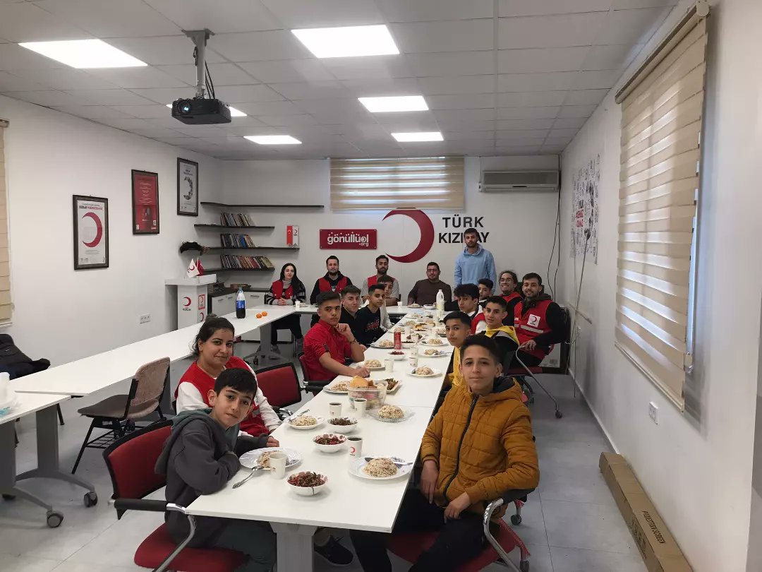 cukurovakizilay's tweet photo. Türk Kızılay Çukurova şube başkanlığı olarak Çekomda kalan erkek çocuklarımızın bakımları   yapılıp, onlarla birlikte gönüllü merkezimizde aile yemeği yenildi 
@drkerem @FmyilmazM @ramazansaygili1 @halilahmetcolak @yildiray_ozbek @nurdaldurmus @gonulluolorg https://t.co/owScB6g296