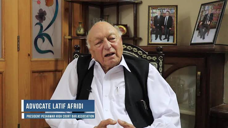 🚨🚨#BREAKING: Senior lawyer #LatifAfridi passed away after shot 6 times inside #Peshawar high court bar room. 🚨🚨
