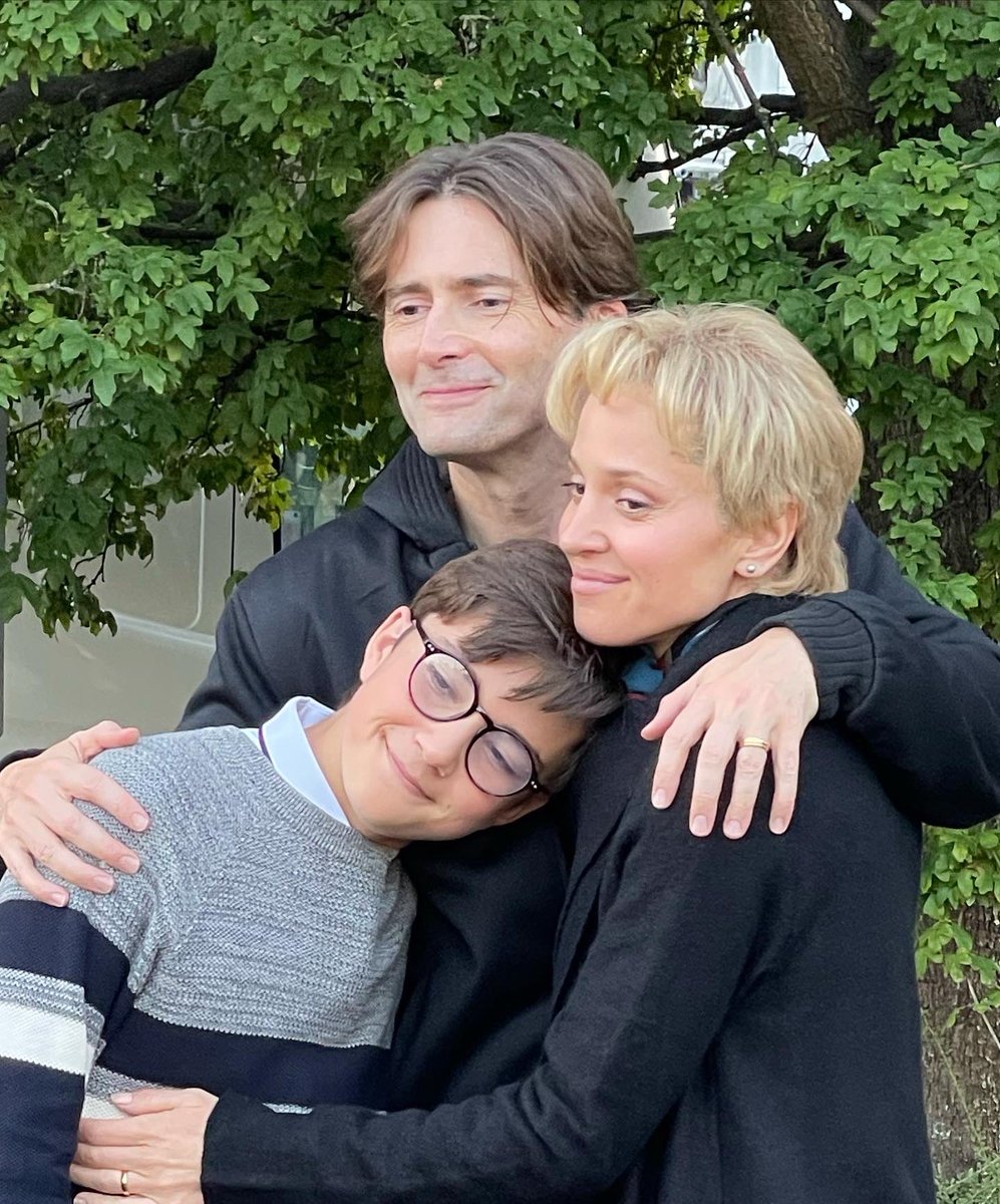 BlaevTemi's tweet photo. With my onscreen family played by super talented David Tennant and Margarita Levieva.
Film Director: Jim Field Smith
#davidtennant #itvx #itv #sundancenow https://t.co/3CEQRYTi9T