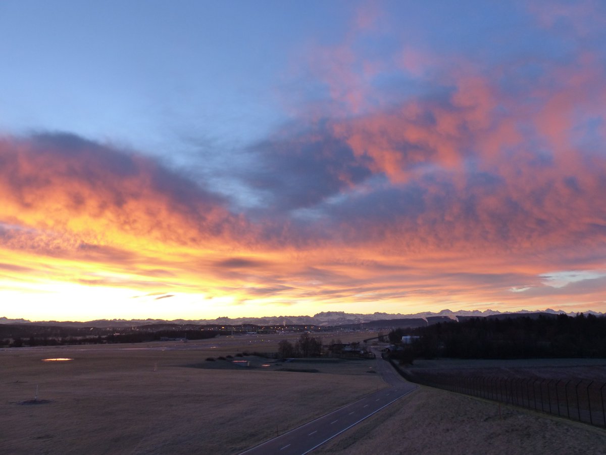 meteoschweiz's tweet image. Die Vorboten des Tiefs #Gerard in Form von #Morgenrot. Das Sturmtief mit Kern über Benelux streift heute die #Alpennordseite und sorgt für starken, in der Westschweiz auch stürmischen Südwestwind.