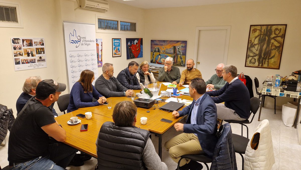 GremiHostSitges's tweet photo. Passada reunió de #JuntaRectora on es valora:

✅positivament el exercici 2022 
🔁amb optimisme 2023 
🚨 amb reptes permanents que cal superar

👉https://t.co/T9mWctGkRP

I trobada amb @VerdsECPSitges

@lecodesitges @radiomaricel @gerenciafihr @AjSitges
 @canalblau @mariceltv https://t.co/vLyD7zV9rz