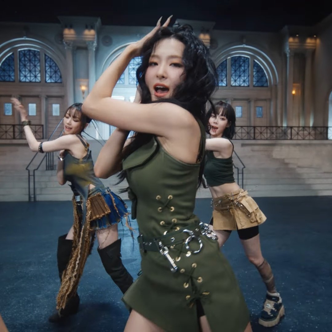 seulgipicspnsk's tweet photo. CENTER SEULGI https://t.co/xGll2HVp7Y