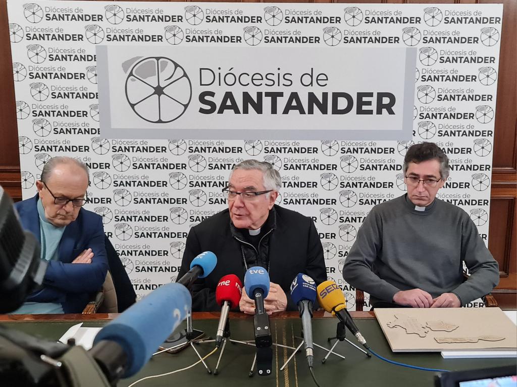 Durante la #Ruedadeprensa esta mañana en <a href="/Santanderiensis/">DiocesisdeSantander</a> nuestro <a href="/ObispoSantander/">Arturo Ros Murgadas</a> D. Manuel, presenta justo al vicario, D. Sergio, y al Consejero de @C_IndusTurismo D. Javier López Marcano