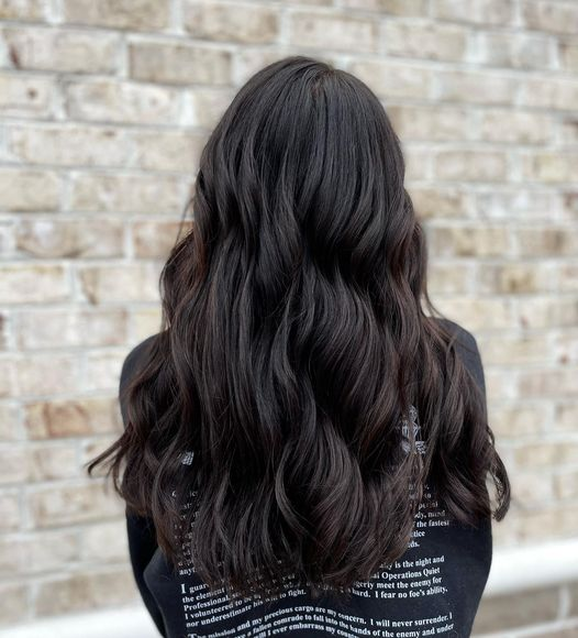 Going back to her Natural! Plus who doesn’t love when their best friend come to see them 🥰
 #rvahair #haircolor 
#partialhighlights #rvahairstylist #redkenshadeseq #davinescolor #haircolor #hairstylist #behindthechair #redkenobsessed #moroccanoilproducts #beachwaves #davines