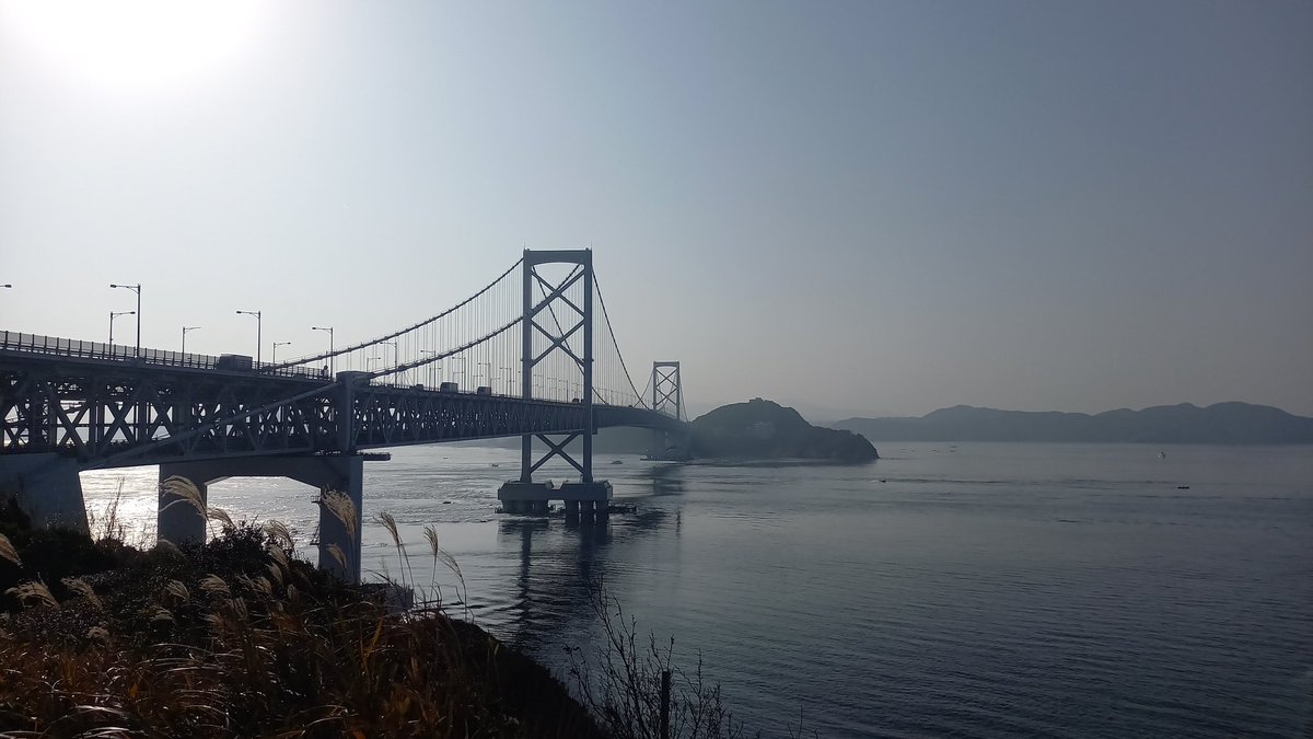 「鳴門海峡といえば渦潮が名物で観光船で賑わう海峡である。そして鳴門海峡を渡る大鳴門」|隼のぶをのイラスト