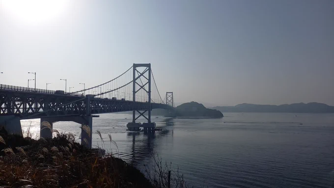 鳴門海峡といえば渦潮が名物で観光船で賑わう海峡である。そして鳴門海峡を渡る大鳴門橋を渡ればそこは四国は徳島県向こう岸に見えるのは四国の地である。ただ原付で向こう岸に渡るフェリーは昔に廃止されてしまったので原付で淡路島から徳島に渡る術はない。 