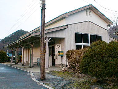 高瀬駅の昔の写真は「れとろ駅舎」さんなどのページで確認できました。99年に改築されたようですから直前の姿になりますね。窓は塞がってますが柱のディテールや入り口前の水道、公衆電話などかなり忠実に再現された背景画だったんですね。実物見たかった(◞‿◟) 