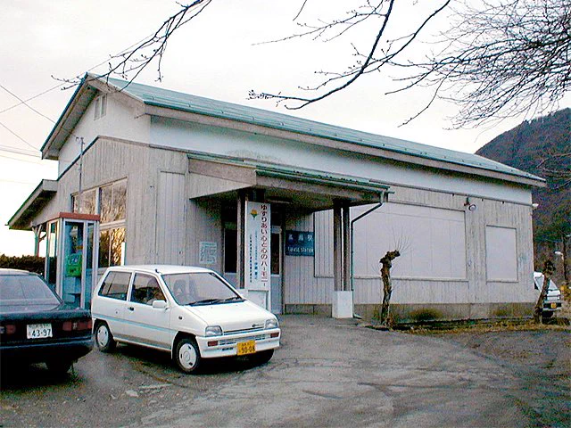 高瀬駅の昔の写真は「れとろ駅舎」さんなどのページで確認できました。99年に改築されたようですから直前の姿になりますね。窓は塞がってますが柱のディテールや入り口前の水道、公衆電話などかなり忠実に再現された背景画だったんですね。実物見たかった(◞‿◟) 