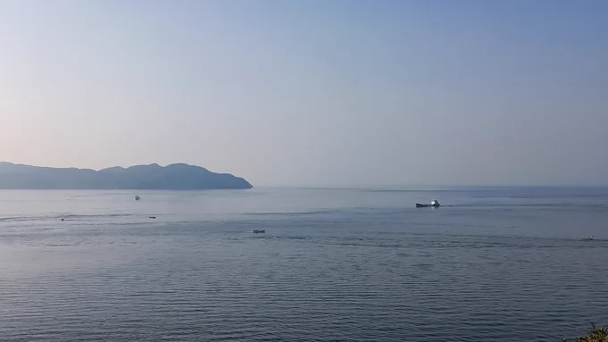 鳴門海峡といえば渦潮が名物で観光船で賑わう海峡である。そして鳴門海峡を渡る大鳴門橋を渡ればそこは四国は徳島県向こう岸に見えるのは四国の地である。ただ原付で向こう岸に渡るフェリーは昔に廃止されてしまったので原付で淡路島から徳島に渡る術はない。 