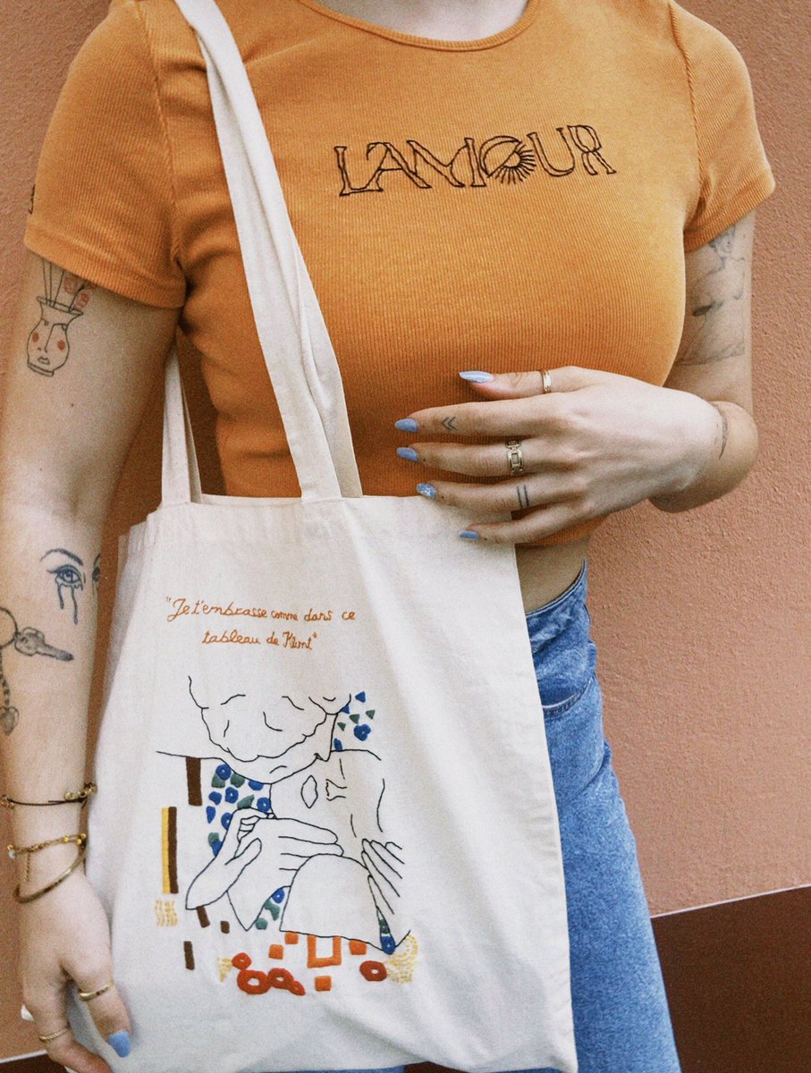 manondumerch's tweet photo. @rvbsasha Je brode à la main des créations uniques en lien avec la musique et l’art en général : voici un exemple de mes créations ❤️‍🩹✨ (vous pouvez me follow sur insta si mon travail vous plaît  https://t.co/IlEWCU1q7Y ) https://t.co/DQDhdg1hkB