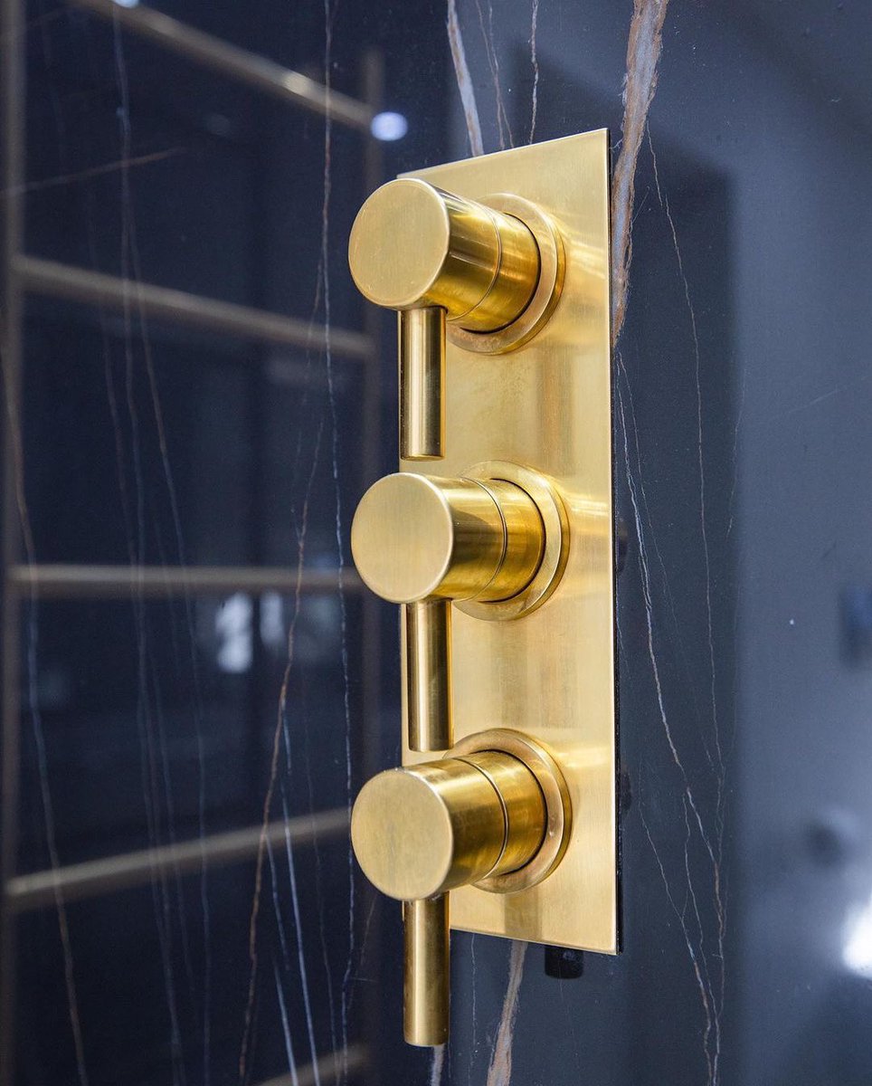 SwadlingUK's tweet photo. Just a glimpse of a stunning Master Ensuite by the talented team at @drawabath, featuring our Absolute Double Controlled Shower Mixer. 

To find out more, head over to https://t.co/vDVmgQMW4t

#drawabath #luxurybathroom #masterensuite #swadlingbrassware https://t.co/D68kUUjquI