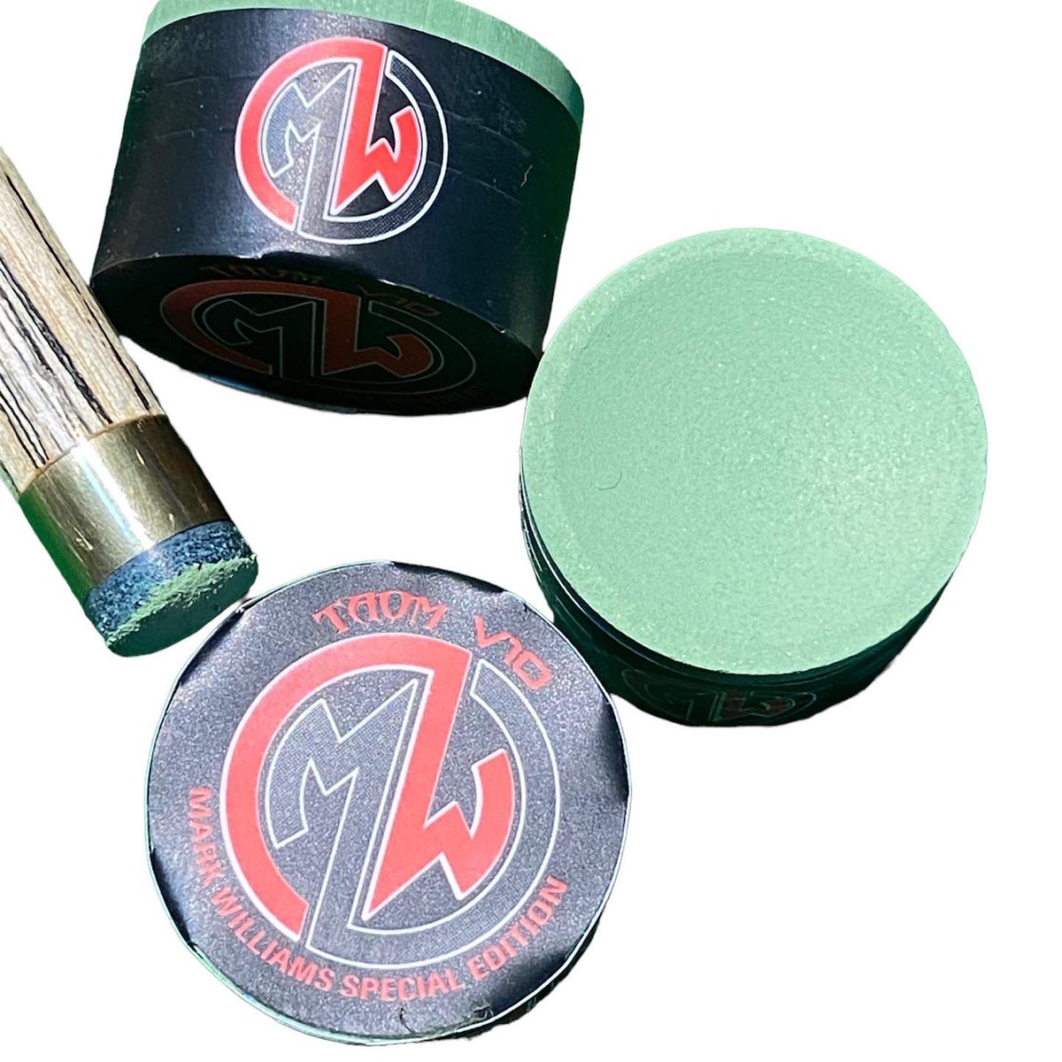 tips_legends's tweet photo. @markwil147 new MW Limited Edition @taombilliards Chalk certainly entered the game is style, and playing with the hardest tip in the game there was no #miscue. Get yours here https://t.co/ZQWL983SRG.                With @leewalker147 https://t.co/LpvSVz8aw7
