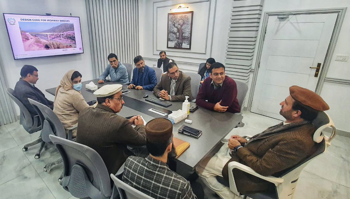 SEEDinPakistan's tweet image. 1/4 A meeting was called under the chairmanship of the Secretary @PnDKPGovt  to present the newly developed KP #BridgeDesignCode and discuss the way forward for its institutionalization within @GovernmentKP.
🚧🌱🛣️

 #ClimateResilientInfrastructure #ReformingKP