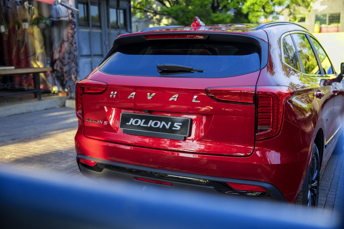 Mangena_Jaden's tweet photo. Meet the new Haval Jolion S!

This vehicle gains some sportier exterior and some interior luxury styling. Haval South Africa is launching the new Haval Jolion S which is an uprated version of the standard model’s turbocharged 1.5-litre, 4-cylinder petrol engine, which is... https://t.co/9UYBPBFnJM