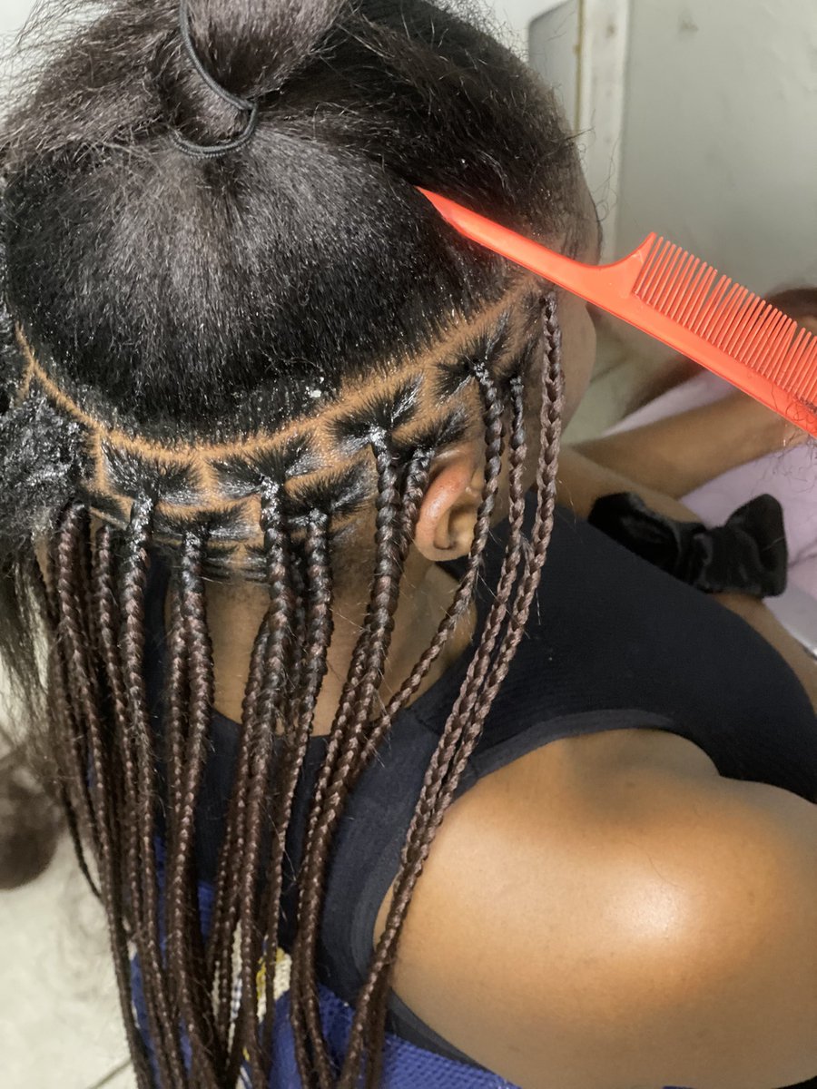 TommyGal9's tweet photo. Hey 👋 ladies 

Am Nimo I deal with knotless braids 
WhatsApp:0677748491/0695929014
#MissUniverse2022 #GirlsTalkZA #pretoria #knotlessbraids #nimo https://t.co/q1U6eFRYWK