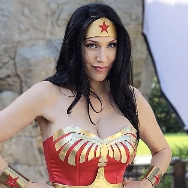 amazoncosplayer's tweet photo. Caught right before a laugh but it looks like I am mischievous. https://t.co/tEcRTC0504