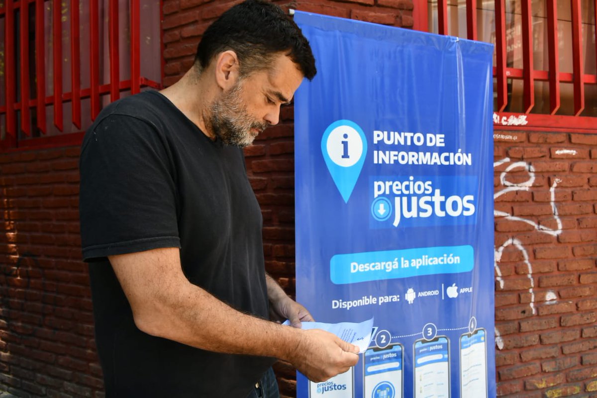 danimenendezok's tweet photo. Llevamos un mes acompañando a la ciudadanía con la difusión de la app Precios Justos.

En este verano seguiremos convocando a los argentinos y argentinas a capacitarse en su uso y así cuidar los precios. 

La participación popular es clave para garantizar la baja de la inflación. https://t.co/UpIfboTeX0