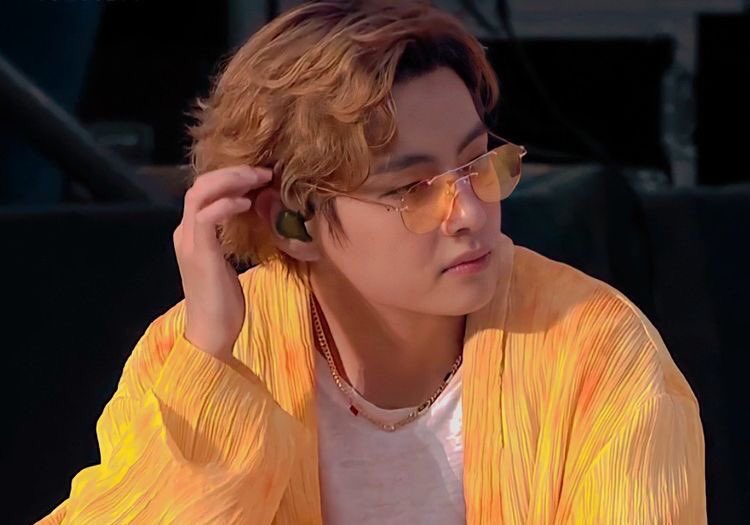 Taehyungimpact's tweet photo. This taehyung is the coolest 🫠 https://t.co/tA4QOjBoeN