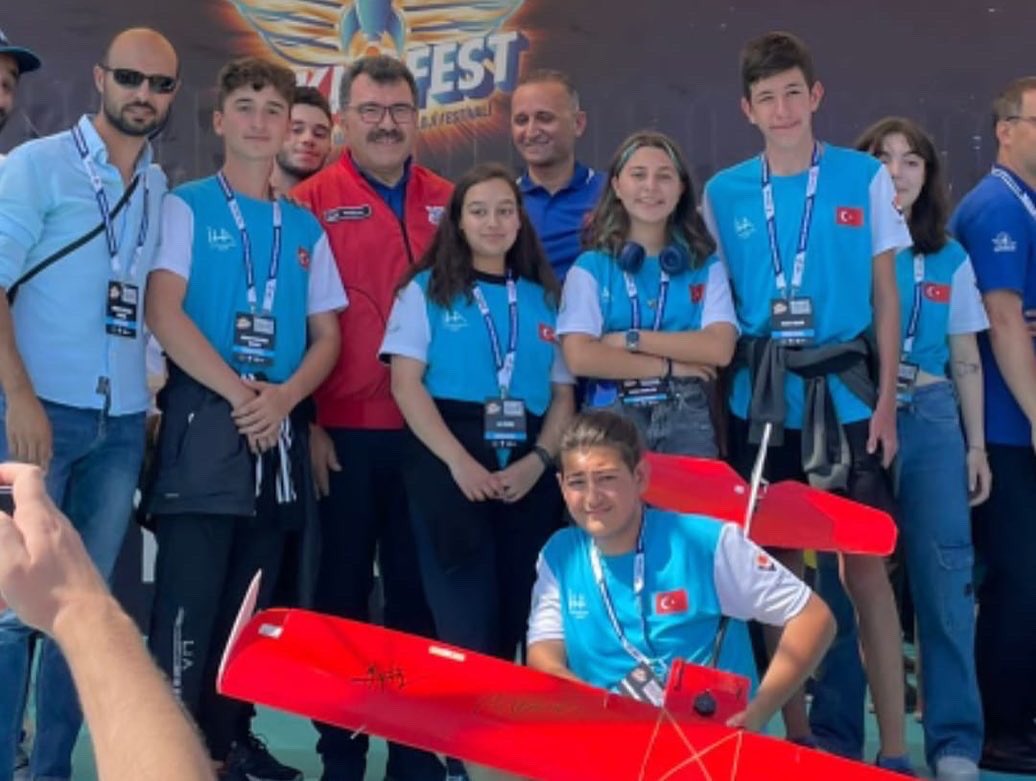 BK_Eskisehir's tweet photo. İnsansız Hava Araçları PHOENIX Takımımız, TEKNOFEST 2023 Liseler Arası İnsansız Hava Araçları yarışmasında 1750 takım arasından ilk 30 takım içine girerek finallerde yarışmaya hak kazandı. https://t.co/1zQdoyStGt