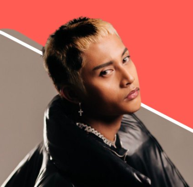 glimmer4ken's tweet photo. Pasensya na po sa paglapastangan sa pubmat niyo @995PlayFM 

Hindi po namin mapigilan ang pogi po niya eh! 

#CarpoolClub995 
#FelipOn995 https://t.co/ywhMbk8vpA