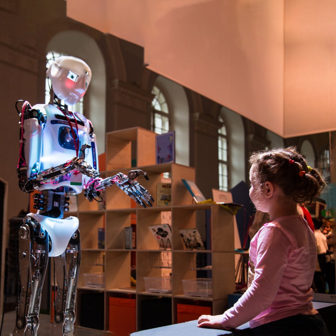 RobolandOrlando's tweet photo. Robo Thespian, also known as Thespian, is a humanoid robot. It is fully interactive and able to almost intelligently react to its surroundings, singing, reading poetry, performing, telling stories, and communicating in different languages.
#RobotThespian #Thespian #Roboland https://t.co/UW7fnoV9Bj