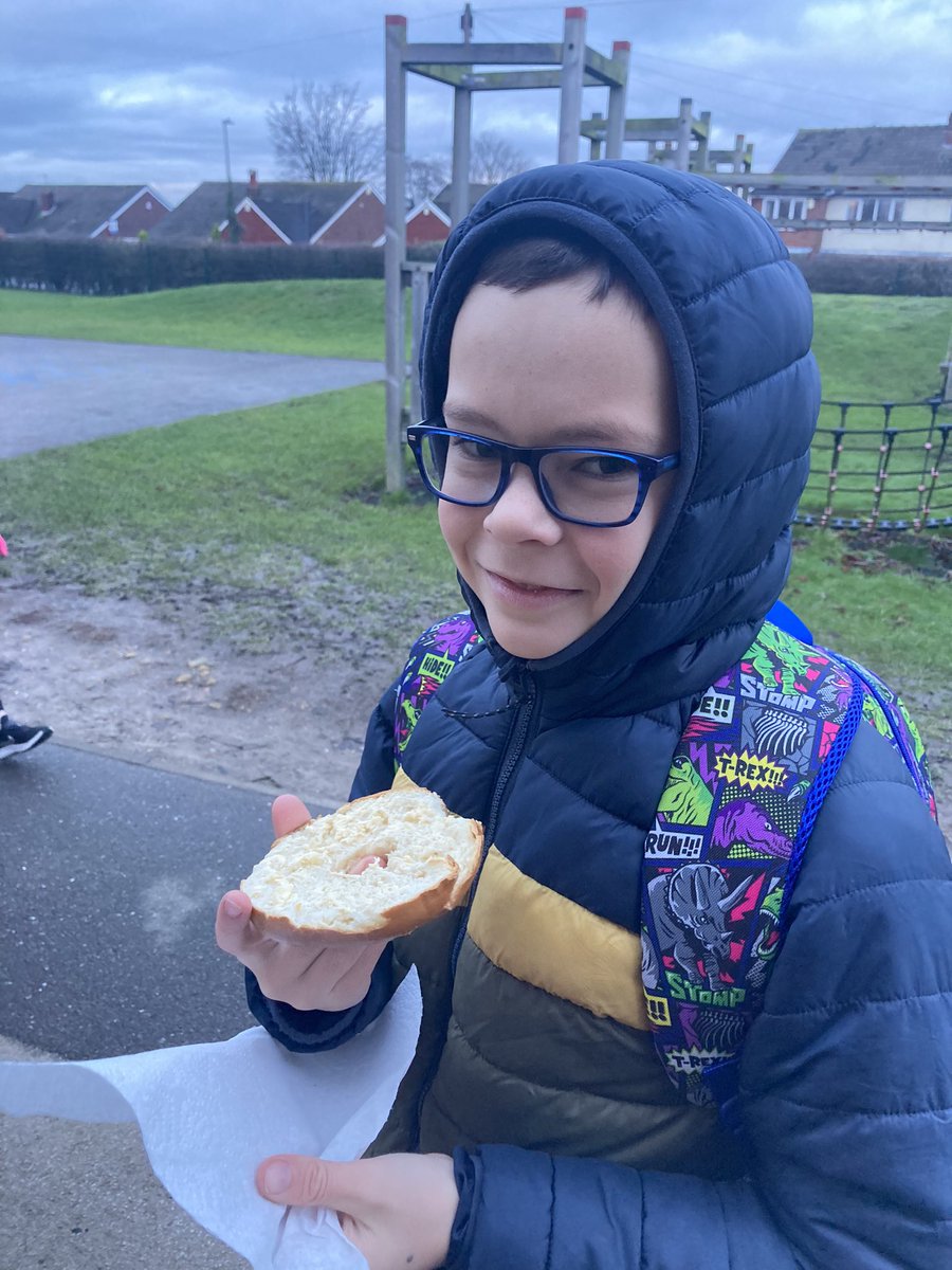 DianesCake's tweet photo. Great work @Windmill_CE_Sch @family_action giving FREE bagels everyday to ensure all kids get a breakfast 🥯❤️💚🥯 #NSBP , J enjoyed his thank you. #communitycares https://t.co/v7Dch0LEwf