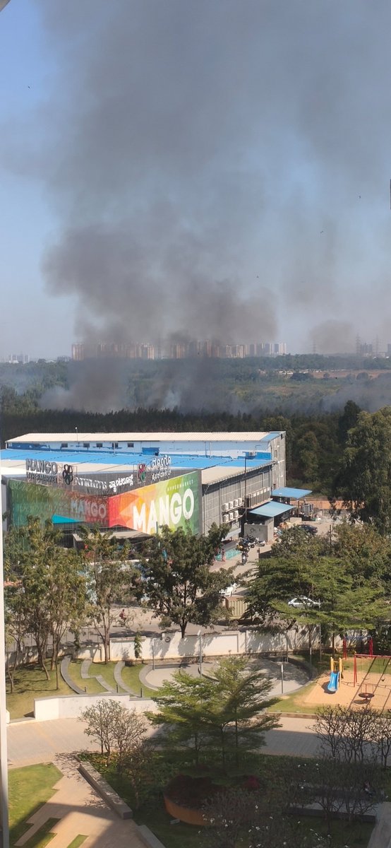 nerobrain's tweet photo. @WFRising fire and smoke again near Bhoganhalli lake, behind @MangoHypermark1 https://t.co/Rxdn2YStc2