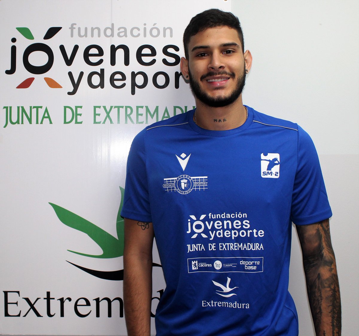 Ya se encuentra en Cáceres y entrenando con sus nuevos compañeros, el colombiano Juan Pablo Montoya, nuevo fichaje del Extremadura CCPH. Juan Pablo viene a reforzar el ataque del equipo de Oscar Pulido para lo que resta de temporada. MUCHA SUERTE!!!