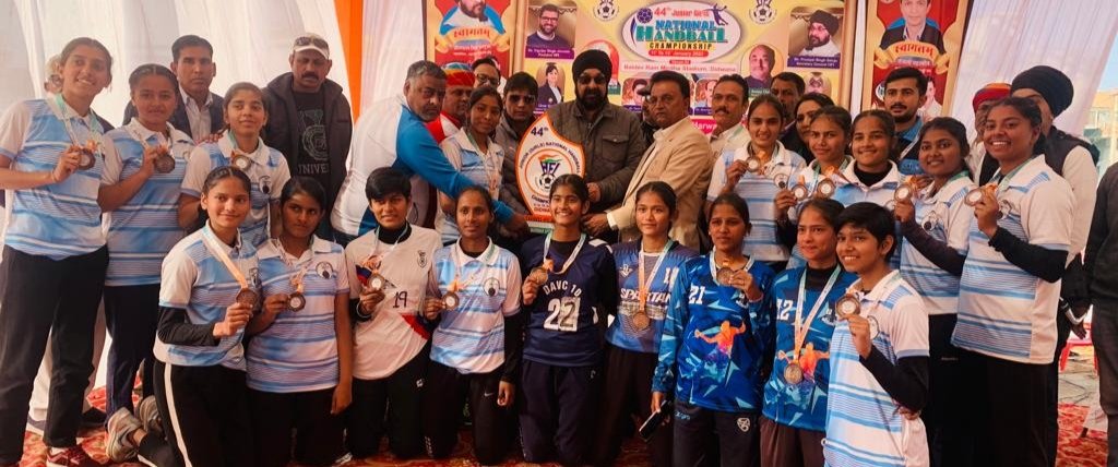 IndiaHandball's tweet photo. The 44th HFI Junior Girl's National Handball Championship concluded yesterday in Didwana, Rajasthan, with Haryana claiming the title by defeating Delhi in a well-fought final.

Madhya Pradesh and Chandigarh won the bronze medal after losing in the semifinals. https://t.co/kGKMGLUGv5