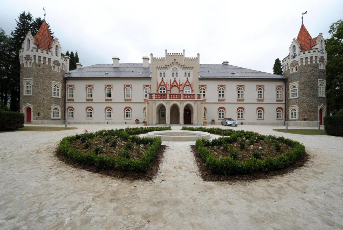 Tatiana_Gor1's tweet image. Amid a large English-style park, Chateau Herálec Boutique Hotel &amp;amp; &amp;amp; Spa by L'Occitane is located in the heart of the Bohemian-Moravian Highlands. For your luxury holiday in the #CzechRepublic :)  #castlehotels 1url.cz/MrfBc