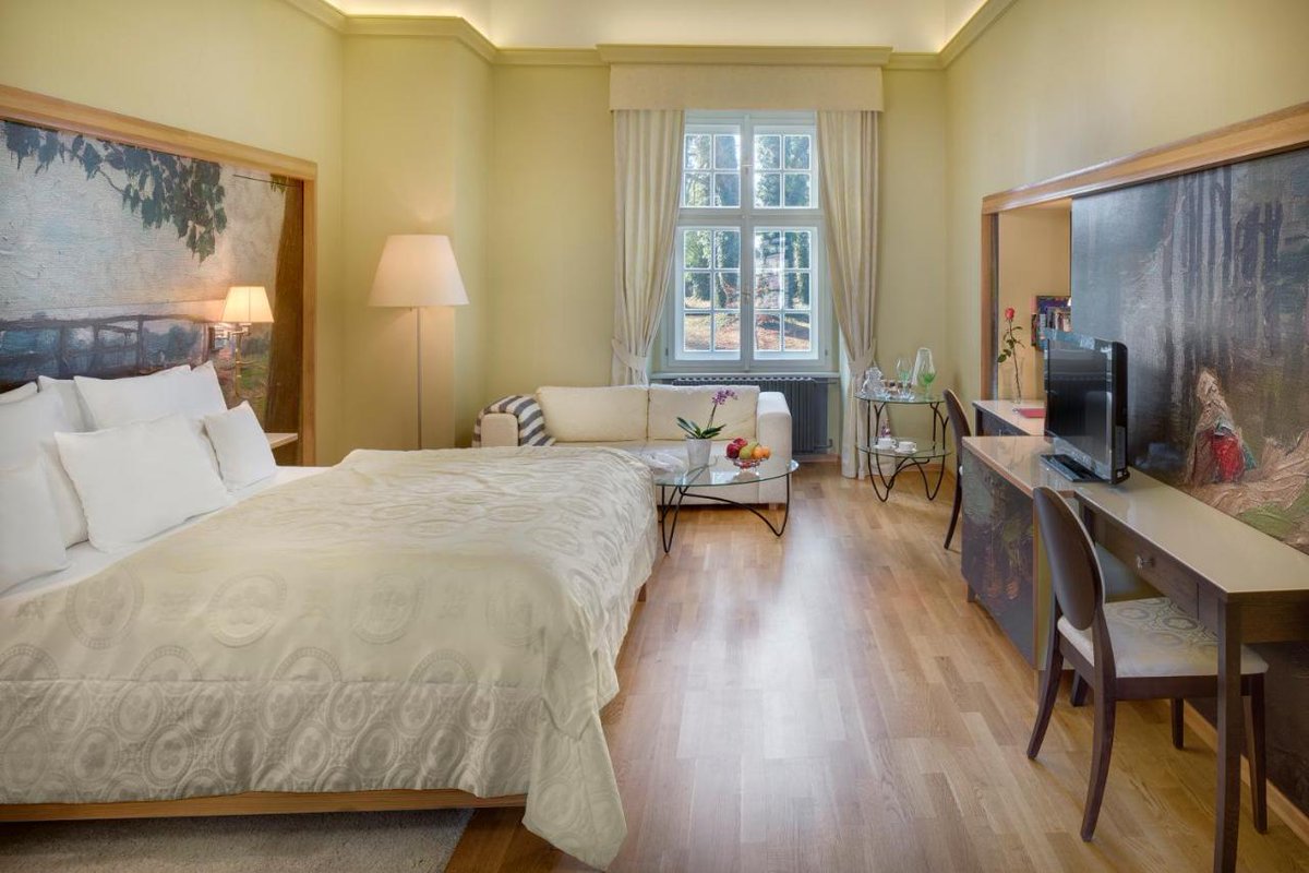 Tatiana_Gor1's tweet image. Amid a large English-style park, Chateau Herálec Boutique Hotel &amp;amp; &amp;amp; Spa by L'Occitane is located in the heart of the Bohemian-Moravian Highlands. For your luxury holiday in the #CzechRepublic :)  #castlehotels 1url.cz/MrfBc