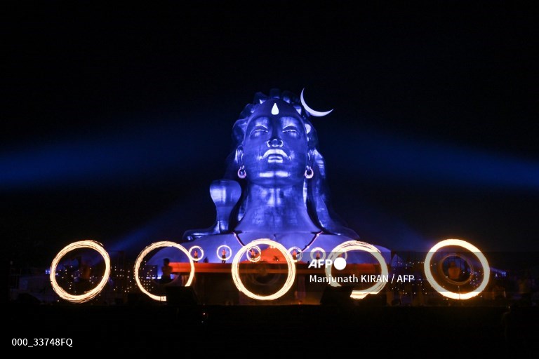 AFPphoto's tweet photo. #India - Traditional dancers perform during the inauguration of the 112-feet tall bust of ‘Adiyogi,” another name for Hindu God Shiva, at Isha Foundation’s new centre in Chikkaballapur.
📷 @manjunath_kiran #AFP https://t.co/j4O1mv2iu1