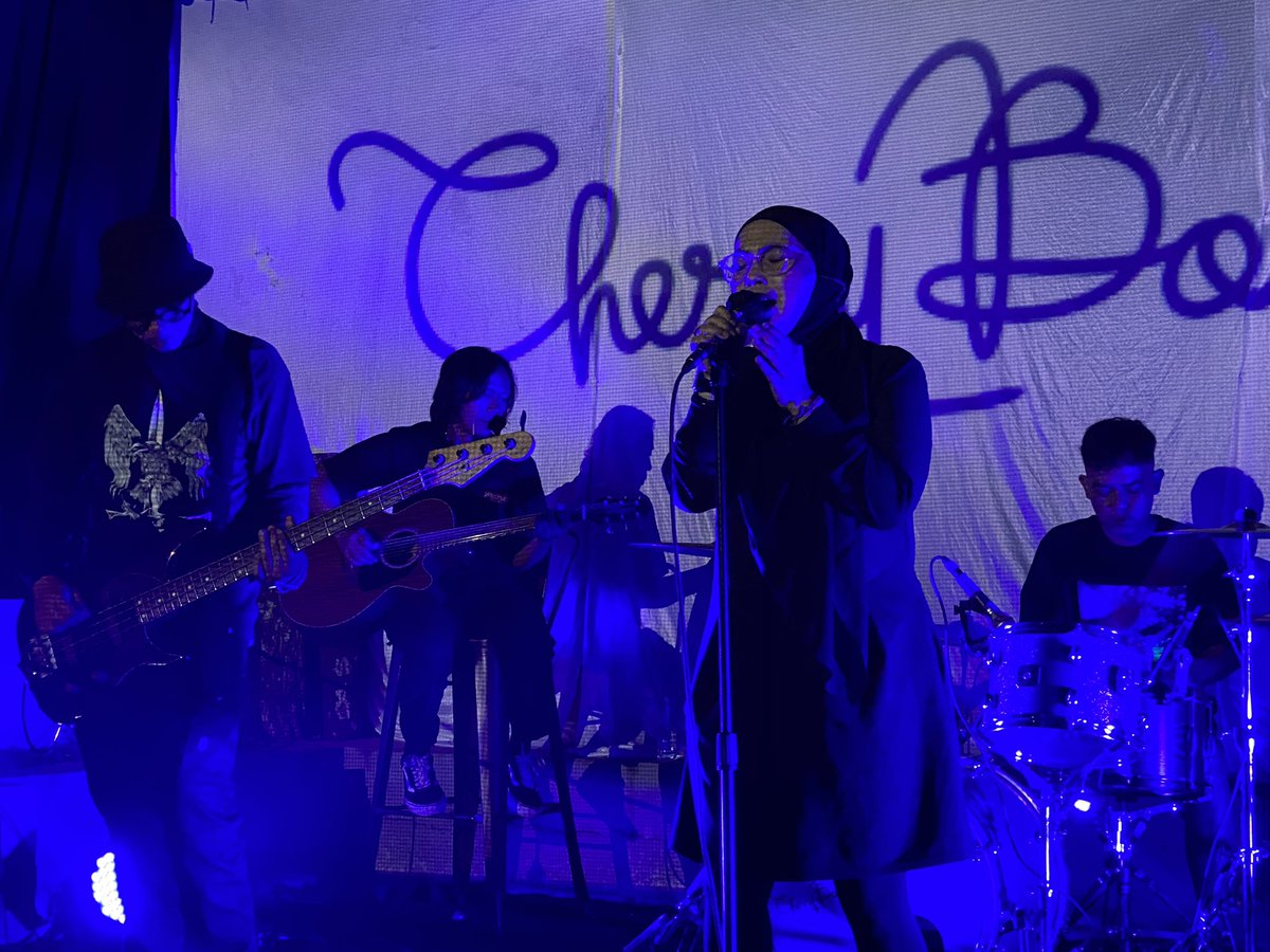 CherBomb's tweet photo. Terimakasih @duriantraveler untuk malam asyiknya yang sudah memberi kami kesempatan bermain dan juga suguhan duriannya, terimakasih juga untuk @lumensplay yang sudah mau berkolaborasi untuk mengisi visual stage-nya yg kereenn 🙌✨
#cherrybombshell #cherbomb #indiepop #indiebdg https://t.co/u1F7nf7BeN