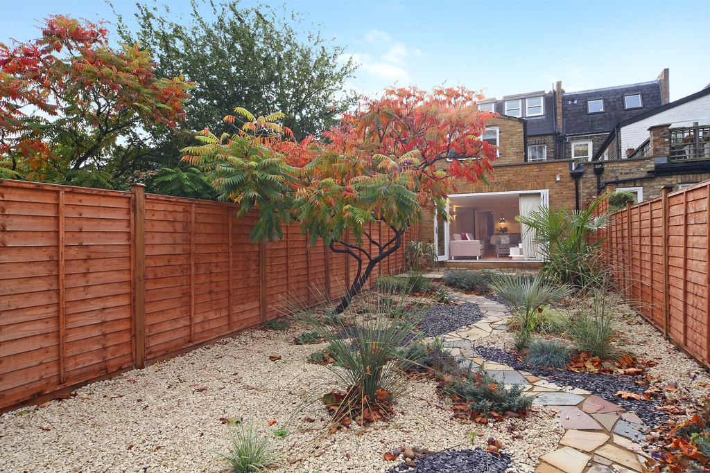We can't get enough of this beautiful garden belonging to one of our flats on Hugon Road in Fulham 🌴⁠
⁠
If you're looking for something similar, contact homes@marstonproperties.co.uk 
⁠
#gardeninspo #gardeninspiration #gardensofinstagram #marstonproperties #homestolet