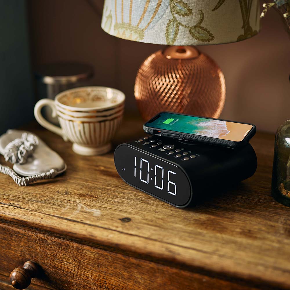 RobertsRadioIE's tweet photo. Never wake up with an uncharged phone again with the Ortus Charge alarm radio with a built-in wireless charger.

#Robertsradio #radio #clockradio #alarmradio #wirelesscharger #phonecharger https://t.co/hOrrF947rN