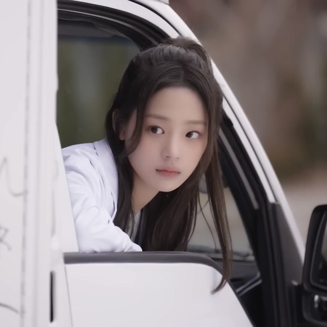 minjigallery's tweet photo. minji is effortlessly pretty https://t.co/bSmKNhNHNG