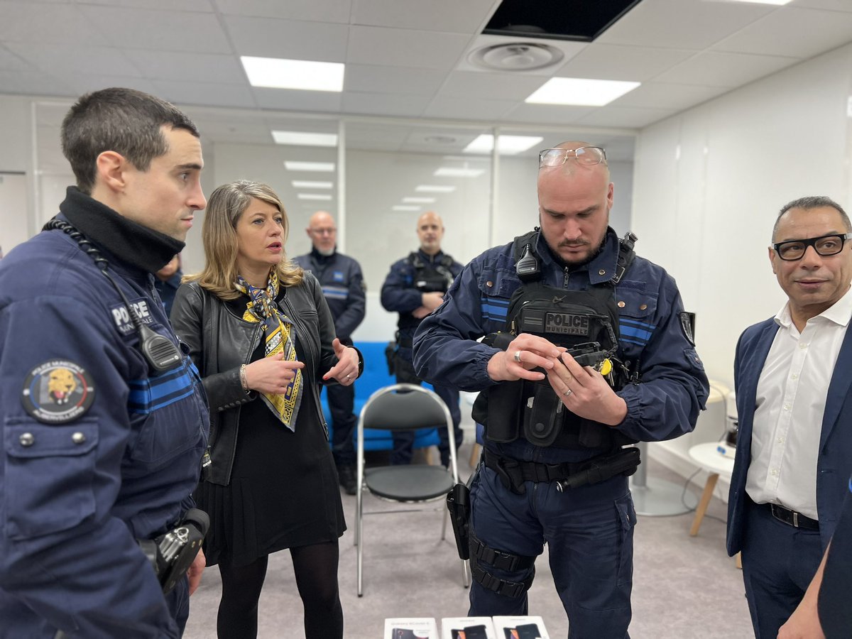 francletkarine's tweet photo. #Sécurité | Des caméras-piétons pour la sécurité des Albertivillarien(ne)s.

Dans la continuité des investissements effectués pour renforcer les moyens alloués à la #Police Municipale, les agents sont désormais équipés de caméras-piétons. ⤵️1/3 https://t.co/4ftgTpT5PI