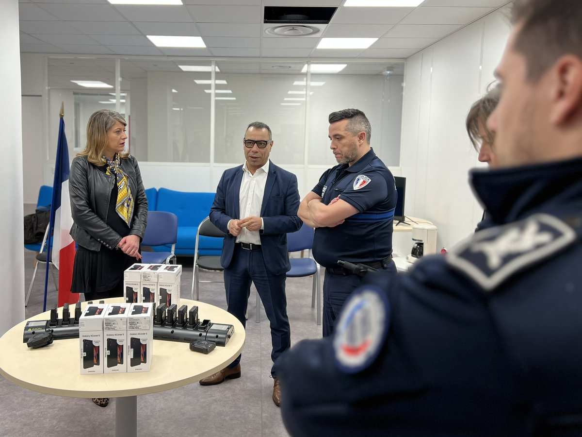 francletkarine's tweet photo. #Sécurité | Des caméras-piétons pour la sécurité des Albertivillarien(ne)s.

Dans la continuité des investissements effectués pour renforcer les moyens alloués à la #Police Municipale, les agents sont désormais équipés de caméras-piétons. ⤵️1/3 https://t.co/4ftgTpT5PI