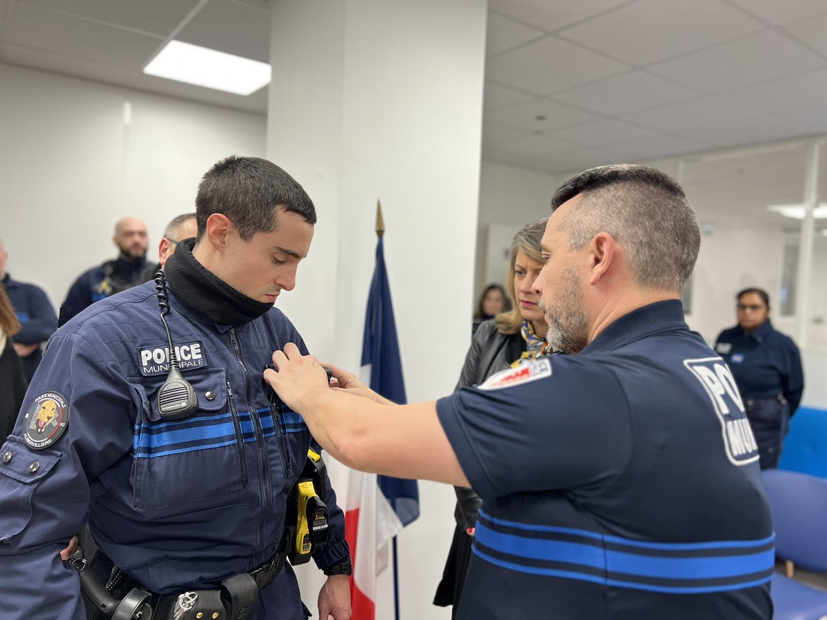 francletkarine's tweet photo. #Sécurité | Des caméras-piétons pour la sécurité des Albertivillarien(ne)s.

Dans la continuité des investissements effectués pour renforcer les moyens alloués à la #Police Municipale, les agents sont désormais équipés de caméras-piétons. ⤵️1/3 https://t.co/4ftgTpT5PI