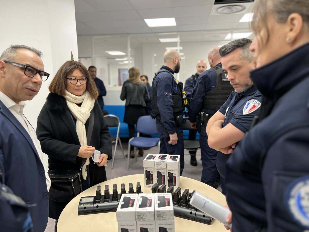 francletkarine's tweet photo. #Sécurité | Des caméras-piétons pour la sécurité des Albertivillarien(ne)s.

Dans la continuité des investissements effectués pour renforcer les moyens alloués à la #Police Municipale, les agents sont désormais équipés de caméras-piétons. ⤵️1/3 https://t.co/4ftgTpT5PI