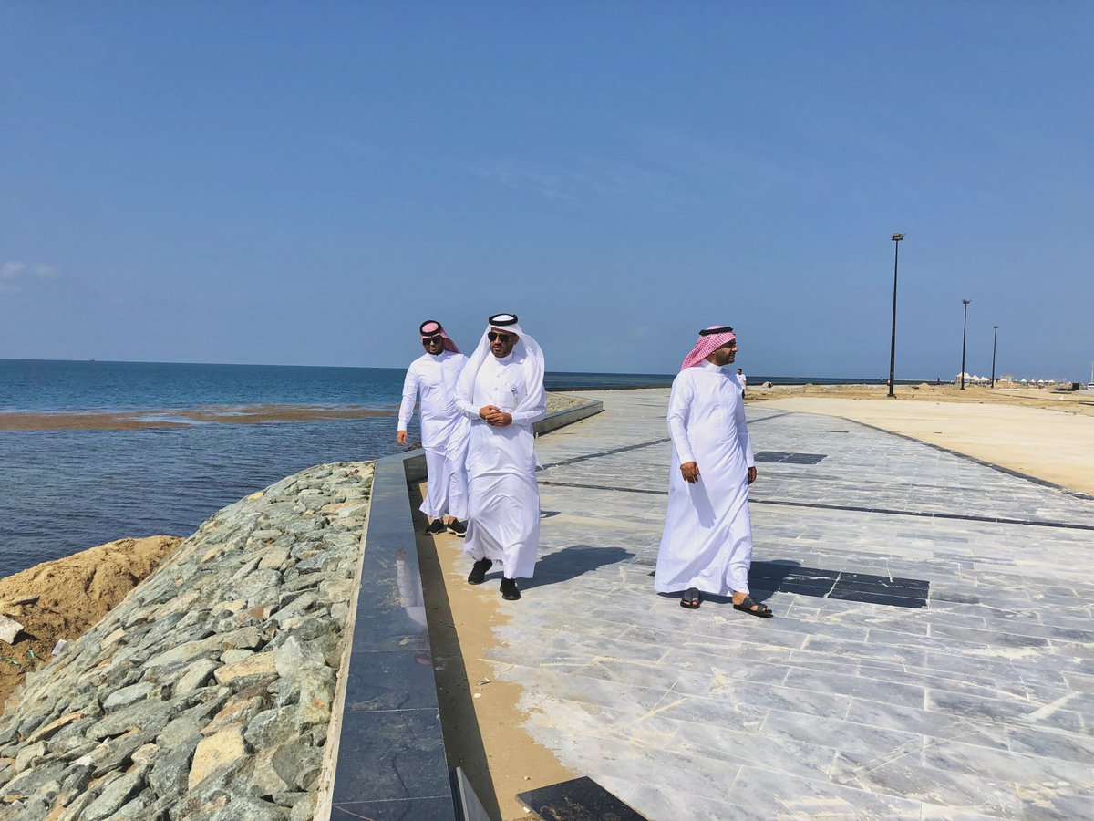 qbaladi's tweet photo. وقوف رئيس بلدية محافظة القنفذة أ. فايز الشهري والمهندس المشرف  على مراحل العمل الجاري تنفيذه بتطوير الكورنيش الشمالي . https://t.co/VopZ50HwVL