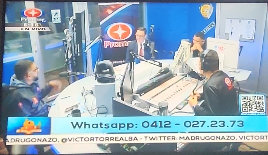 vallesgregorio's tweet photo. Aqui estamos preparandonos para salir a laborar, antes nos ponemos aldia con @elmadrugonazo @victortorrealba @vtrsol @CarlosSarda94  #OscarTorres #ElBebeCholito #Mandando https://t.co/snE2TZZfFK