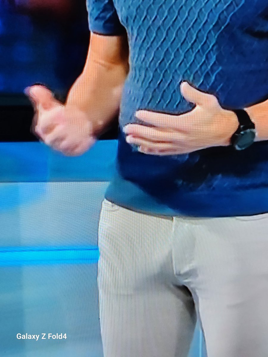 @SkySportsNews Steven needs to curb his excitement in them trousers #thefootballshow