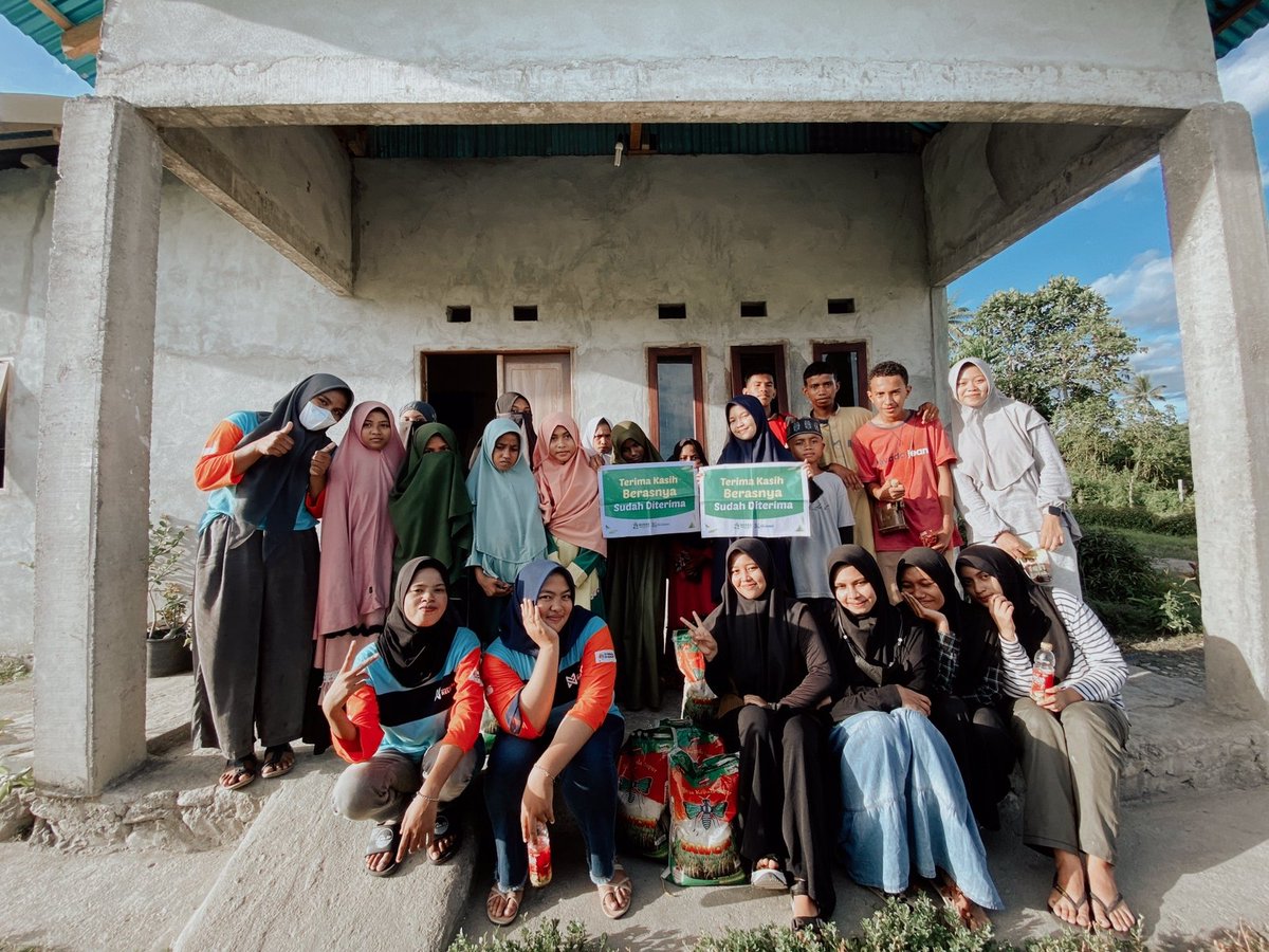 FREEFOODCAR1's tweet photo. Kabar dari Maluku. Hari ini membuat para santri tersenyum senang karena mendapatkan beras dari Sekolah Relawan untuk kebutuhan sehari-hari mereka.

Kehadiran bantuan beras dari Sekolah Relawan ini sangat membantu mereka. Yuk support terus kegiatan berbagi beras #maluku https://t.co/u9KESSg2CJ