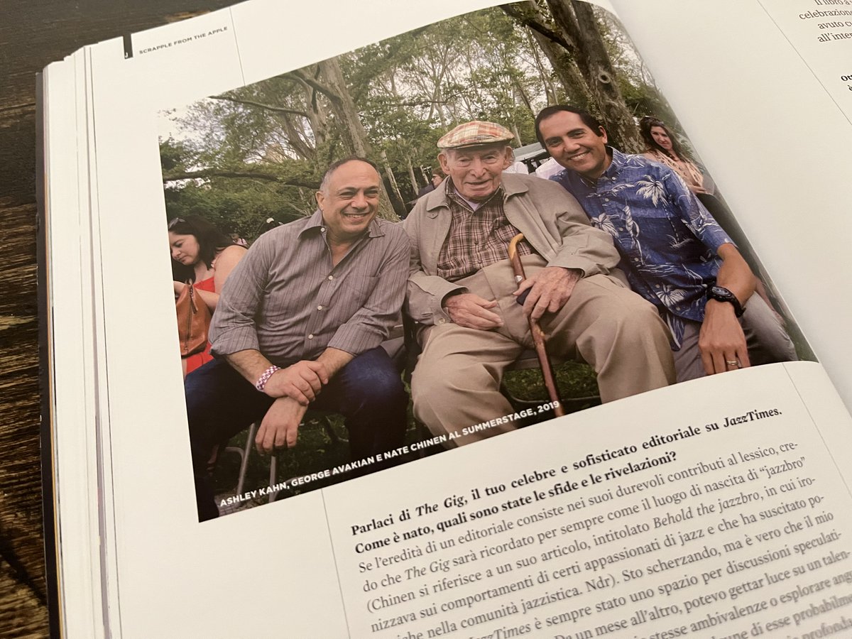 #Jazzit 114 #scrapplefromtheapple
Il libro #PlayingChanges di @natechinen (in italiano, "La musica del cambiamento", <a href="/ilSaggiatoreEd/">ilSaggiatore</a> ) è un ambizioso tentativo di descrivere il jazz del terzo millennio. <a href="/AshleyKahn/">Ashley Kahn</a> lo ha intervistato per noi.
➺ jazzit.it/prodotto/abbon…