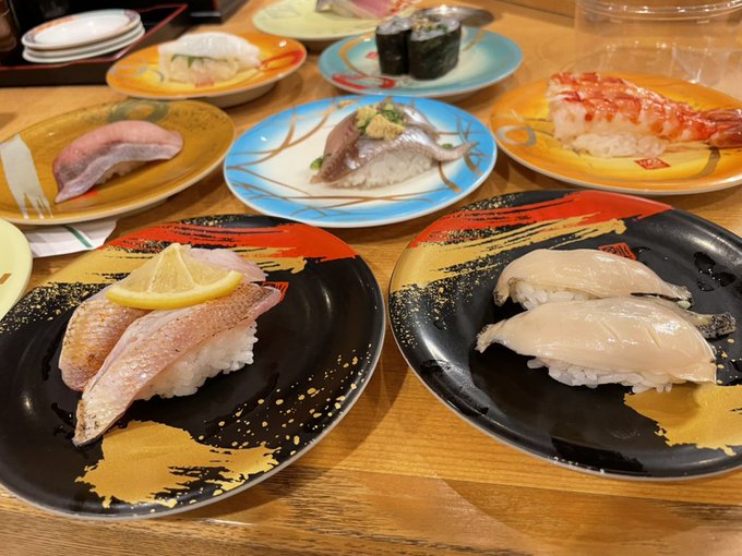 ドーモ。 サドガシマ=サン。ニンジャスレイヤーです

スシだ
スシを食べている
スシを補給している 